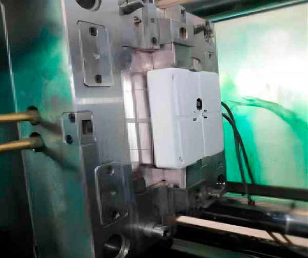 plastic injection mold tooling